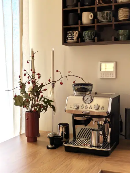 Kątek kawowy z ekspresem De'Longhi i półką z kubkami