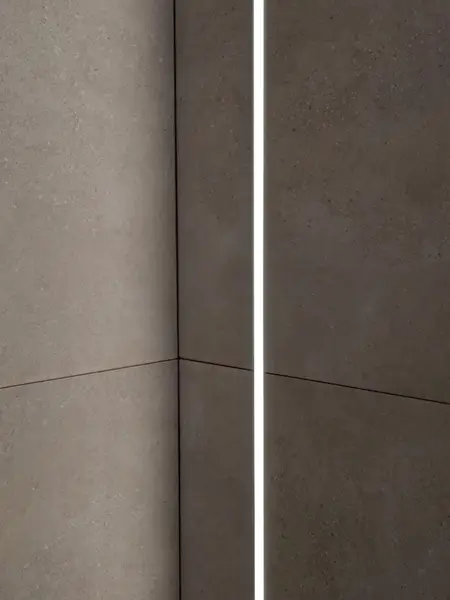 Detal wielkoformatowych płytek betonowych z podświetleniem LED